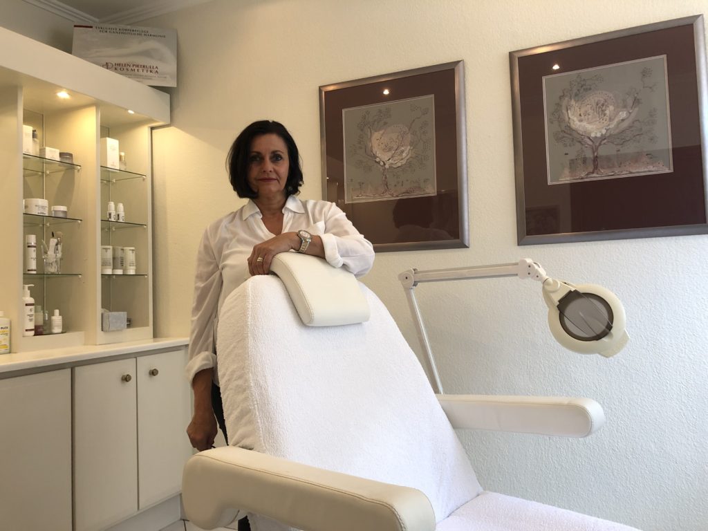 Ute in haar behandelkamer bij Ute Gard Schoonheidsverzorging, Pedicure en Medische voetverzorging